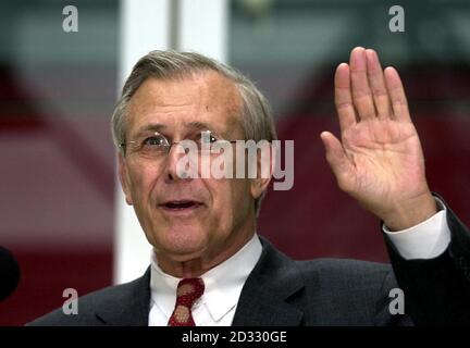 US-Verteidigungsminister Donald Rumsfeld spricht auf einer Pressekonferenz mit dem britischen Verteidigungsminister Geoff Hoon (nicht im Bild) am Londoner Flughafen Heathrow. Herr Rumsfeld war zu Gesprächen mit Premierminister Tony Blair in Großbritannien. * .. Während der letzten Station auf einer Reise, die ihn an den Persischen Golf und Afghanistan geführt hat. 07/05/04: US-Verteidigungsminister Donald Rumsfeld, der mit wachsenden Forderungen konfrontiert ist, wegen des Missbrauchs irakischer Gefangener durch US-Soldaten zurückzutreten. Aber Präsident George Bush hat gesagt: "Er wird in meinem Kabinett bleiben". Stockfoto