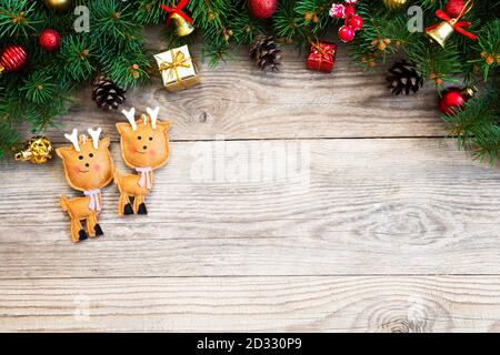 Tannenzweige mit Spielzeug auf altem Holztisch Stockfoto