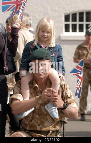 Sergeant Major Mark Morrison aus Plymouth wird mit seiner 4-jährigen Tochter Courtney wiedervereint, als etwa 250 Commandos nach wochenlangen Kämpfen im Irak zu einem emotionalen Empfang nach Hause kamen. Die Truppen des 29 Commando Regiment Royal Artillery, *.., die in den frühen Morgenstunden in RAF Brize Norton einflogen, wurden von ihren Familien in der Zitadellenkaserne auf Plymouth Hoe, Devon, mit Fahnen, Luftballons und Lufthörnern begrüßt. Aber die Freude über ihre Rückkehr wurde durch die Erinnerung an den Verlust von drei ihrer Kollegen bei einem Hubschrauberabsturz in den frühen Tagen des Konflikts gedämpft. Stockfoto