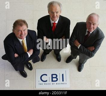 Der neue stellvertretende Präsident des CBI John Sunderland wird von dem derzeitigen Präsidenten Sir John Egan (rechts) und dem Generaldirektor des CBI, Digby Jones, am CBI-Hauptsitz in London flankiert. John Sunderland, Chairman von Cadbury-Schweppes PLC, beginnt eine zweijährige Amtszeit als Präsident. Stockfoto