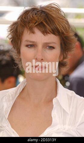 Die französische Schauspielerin und Jurymitglied der Filmfestspiele Cannes Karin Viard bei einer Fotoschau für die Jury, die die Gewinnerfilme im Palais des Festivals in Cannes, Frankreich, während der 56. Filmfestspiele von Cannes auswählt. Stockfoto
