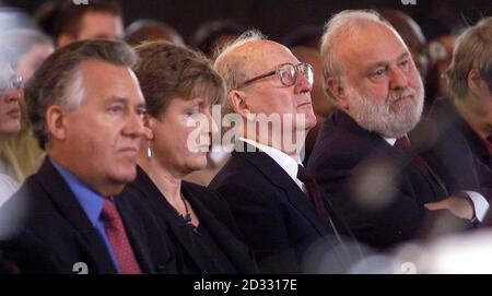 Der walisische Sekretär Peter Hain (links) und der ehemalige Gesundheitsminister Frank Dobson (rechts) nehmen an einem Gedenkgottesdienst für den ANC-Führer Walter Sisulu (1912-2003) in der St. Martin-in-the-Fields-Kirche am Trafalgar Square, London, Teil. *... Herr Sisulu, der im Alter von 90 Jahren starb, war einer der führenden Persönlichkeiten des Afrikanischen Nationalkongresses und diente zusammen mit Nelson Mandela mehr als 25 Jahre im Gefängnis Robben Island vor Kapstadt. Stockfoto