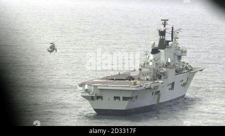 HMS Ark Royal in Mounts Bay, Cornwall. Etwa 300 Mitarbeiter aus drei Hubschrauberstaffeln flogen vom Kriegsschiff ab, um sich mit Angehörigen bei RNAS Culdrose, ihrem Stützpunkt in Helston, Cornwall, wiederzu versammeln. *... Unter den zurückkehrenden Besatzungsmitgliedern waren Mitglieder von 849 A Flight, Airborne Surveillance and Control, die sieben Flugbesatzungen verloren, als zwei Sea King-Hubschrauber in der Luft im Golf kollidierten. Auch Personal aus 814 Geschwader und 820 Geschwader verließen den Träger. Der Träger ist auf dem Weg zurück zum Marinestützpunkt Portsmouth, wo sie ankommen soll. Stockfoto