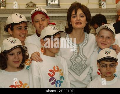 Die Frau des Premierministers Cherie Blair trifft 15 junge Krebskranke aus Israel in der Downing Street Nr. 10 in London. * die Kinder und Jugendlichen im Alter zwischen 10 und 17 Jahren bereisten europäische Hauptstädte, um die Arbeit der gemeinnützigen Organisation größer als das Leben hervorzuheben. Stockfoto