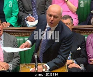 Der Oppositionsführer Iain Duncan Smith spricht im Londoner Unterhaus auf den britischen Premierminister Tony Blair während seiner wöchentlichen Fragestunde von Abgeordneten an. Stockfoto