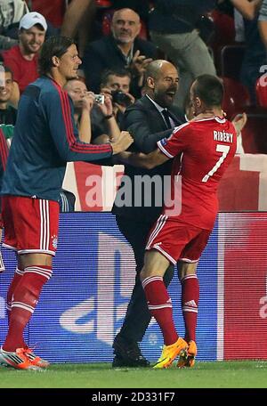 Bayern Münchens Franck Ribery (rechts) feiert mit seinem Manager Pep Guardiola (Mitte), nachdem er das Eröffnungtor seines Teams erzielt hat Stockfoto