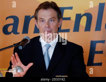 Premierminister Tony Blair sprach im Königlichen Schloss in Warschau, wo er behauptete, dass er das Argument gegen einen europäischen "Superstaat" gewinnen würde - und ließ die Forderungen nach einem Referendum über den neuen Verfassungsvertrag für die EU wieder beiseite. * der Premierminister besuchte die polnische Hauptstadt 24 Stunden vor der Ankunft von US-Präsident George Bush, als sich die Staats- und Regierungschefs der Welt zum 300. Jahrestag von St. Petersburg und dem G8-Gipfel in Evian, Frankreich, durch Europa nach Russland machten. Stockfoto