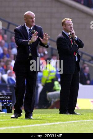 Rangers Manager Alex McLeish (R) sieht nachdenklich aus, als Dundees Manager Jim Duffy seinen Spielern beim Tennents Scottish Cup Final im Hampden Park, Glasgow, Anweisungen ausruft. Stockfoto