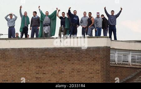 Gefangene halten einen Protest auf dem Dach im Gefängnis von Wealstun, West Yorkshire, ab. Die Insassen begannen gegen 19.45 Uhr mit dem Protest. Ein Polizeisprecher sagte: Die Verhandlungen befinden sich derzeit in einem heiklen Stadium, und wir wollen alles vermeiden, was die Situation anheizen könnte. Stockfoto