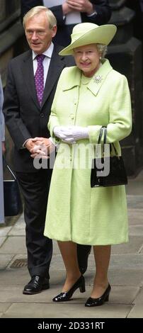 Königin Elizabeth II besuchte das schottische Parlament, begleitet von MSPS Präsidialoffizier George Reid. Stockfoto