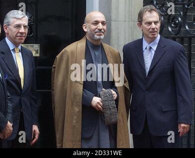 Der afghanische Präsident Hamid Karzai steht vor den Gesprächen in der Downing Street zwischen dem britischen Premierminister Tony Blair (rechts) und Außenminister Jack Straw. Stockfoto