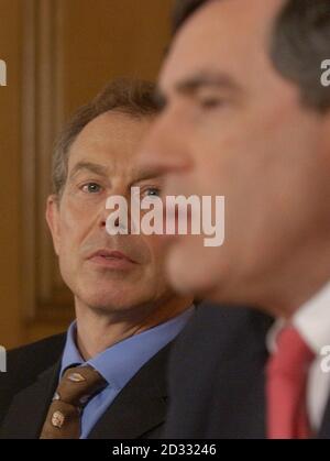 Der britische Premierminister Tony Blair und der Schatzkanzler Gordon Brown, rechts, während einer gemeinsamen Pressekonferenz in der Downing Street 10 in London, nachdem sie beschlossen hatten, den Beitritt Großbritanniens zur europäischen Einheitswährung zu verzögern. Stockfoto