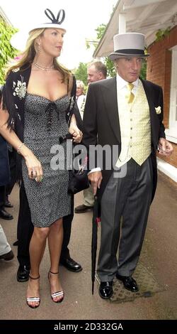 Sänger Rod Stewart und Freundin Penny Lancaster kommen zum zweiten Renntag in Royal Ascot an. Stockfoto