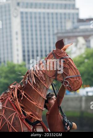 "Joey", der Star der britischen Produktion von war Horse auf der Ha'Penny Bridge in Dublin, Irland, bevor es im nächsten Jahr im Bord Gais Energy Theatre zu sehen war. Stockfoto