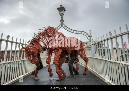 "Joey", der Star der britischen Produktion von war Horse auf der Ha'Penny Bridge in Dublin, Irland, bevor es im nächsten Jahr im Bord Gais Energy Theatre zu sehen war. Stockfoto