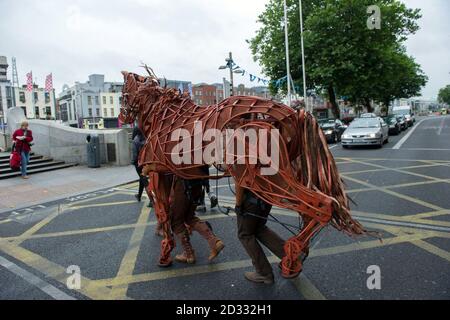 "Joey", der Star der britischen Produktion von war Horse auf der Ha'Penny Bridge in Dublin, Irland, bevor es im nächsten Jahr im Bord Gais Energy Theatre zu sehen war. Stockfoto