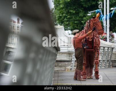 "Joey", der Star der britischen Produktion von war Horse auf der Ha'Penny Bridge in Dublin, Irland, bevor es im nächsten Jahr im Bord Gais Energy Theatre zu sehen war. Stockfoto