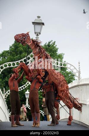 "Joey", der Star der britischen Produktion von war Horse auf der Ha'Penny Bridge in Dublin, Irland, bevor es im nächsten Jahr im Bord Gais Energy Theatre zu sehen war. Stockfoto