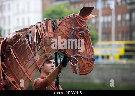 "Joey", der Star der britischen Produktion von war Horse auf der Ha'Penny Bridge in Dublin, Irland, bevor es im nächsten Jahr im Bord Gais Energy Theatre zu sehen war. Stockfoto