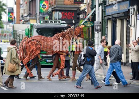 "Joey", der Star der britischen Produktion von war Horse des National Theatre, ist auf dem Weg zur Ha'Penny Bridge in Dublin, Irland, bevor es im nächsten Jahr im Bord Gais Energy Theatre zu sehen ist. Stockfoto