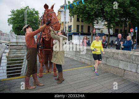 "Joey", der Star der britischen Produktion von war Horse auf der Ha'Penny Bridge in Dublin, Irland, bevor es im nächsten Jahr im Bord Gais Energy Theatre zu sehen war. Stockfoto