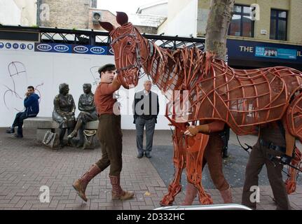 "Joey", der Star der britischen Produktion von war Horse auf der Ha'Penny Bridge in Dublin, Irland, bevor es im nächsten Jahr im Bord Gais Energy Theatre zu sehen war. Stockfoto