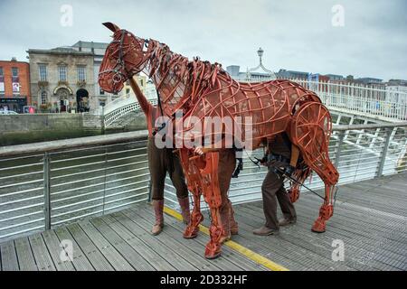 "Joey", der Star der britischen Produktion von war Horse auf der Ha'Penny Bridge in Dublin, Irland, bevor es im nächsten Jahr im Bord Gais Energy Theatre zu sehen war. Stockfoto