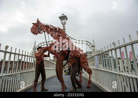 "Joey", der Star der britischen Produktion von war Horse auf der Ha'Penny Bridge in Dublin, Irland, bevor es im nächsten Jahr im Bord Gais Energy Theatre zu sehen war. Stockfoto