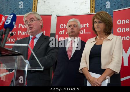 Tanaiste Eamon Gilmore, Dr. Alex White und Joan Burton TD beim Start der Kampagne der Labour Party zur Abschaffung der Seanad im Merrion Hotel, Dublin. Stockfoto