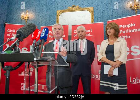 Tanaiste Eamon Gilmore, Dr. Alex White und Joan Burton TD beim Start der Kampagne der Labour Party zur Abschaffung der Seanad im Merrion Hotel, Dublin. Stockfoto