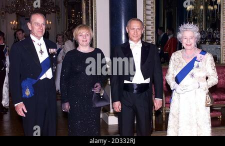 Königin Elizabeth II. (Rechts) und ihr Mann, der Herzog von Edinburgh (links), stehen vor einem Staatsbankett im Buckingham Palace neben dem russischen Präsidenten Putin und seiner Frau Lyudmila. * Putin, der sich auf dem ersten Staatsbesuch eines russischen Staatschefs seit 1874 befindet, als Zar Alexander II. Nach Großbritannien kam, Er hatte sich um 15 Minuten verzögert, als seine Autokolonne durch den starken Verkehr vom Londoner Flughafen Heathrow zur Horse Guards Parade zur offiziellen Begrüßungszeremonie gebracht wurde. Stockfoto