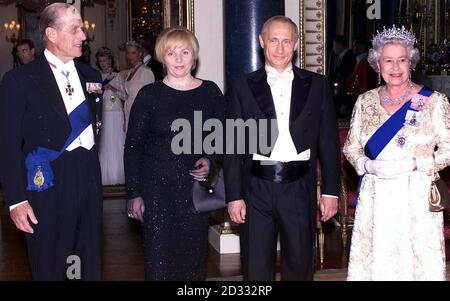 Königin Elizabeth II. (Rechts) und ihr Mann, der Herzog von Edinburgh (links), stehen vor einem Staatsbankett im Buckingham Palace neben dem russischen Präsidenten Putin und seiner Frau Lyudmila. * früher, Herr Putin, der sich auf dem ersten Staatsbesuch eines russischen Führers seit 1874 befindet, als Zar Alexander II. Nach Großbritannien kam, Hatte sich um 15 Minuten aftes seine Autokolonne verzögert wurde durch starken Verkehr verzögert, als es von London Heathrow Airport zur Horse Guards Parade für die offizielle Begrüßungszeremonie reiste. Stockfoto