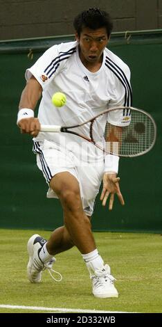 NUR FÜR REDAKTIONELLE ZWECKE, KEINE VERWENDUNG VON MOBILTELEFONEN. Paradorn Srichaphan aus Thailand in Aktion, bevor er den Franzosen Olivier Mutis in fünf Sätzen bei den All England Lawn Tennis Championships in Wimbledon besiegte. Der 12. Siegte Srichaphan gewann 4:6/1:6/6:7/7:5. Stockfoto