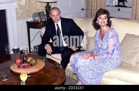 Der russische Präsident Wladimir Putin sitzt mit der Frau des britischen Premierministers Tony Blair, Cherie, in Downing Street, London, während seines offiziellen Staatsbesuchs in Großbritannien. Stockfoto
