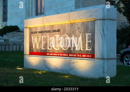 Folger Shakespeare Library Steineingangsschild, Washington, D.C, Vereinigte Staaten von Amerika. Wunderschöne Aufnahme des 'Welcome'-Schildes. Weltweit größte Stockfoto