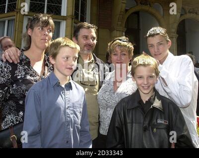 Die Familie der verstorbenen Komikerin Spike Milligan (L-R) Jane Milligan (Tochter), Brodie Harrower (Enkel), Sean Milligan (Sohn), Sile Harrower (Tochter), Callum Harrower (Enkel) und Enkel Hastie Harrower bei 9 Orme Close in London. * nach Eric Sykes enthüllt die Comic Heritage Blue Plakette in der ehemaligen Heimat von Milligan. Stockfoto