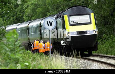 Der erste Great Western-Zug, der von Hereford nach London fährt, sitzt auf den Gleisen, nachdem der Intercity-Zug mit einem Minibus kollidierte, drei Menschen tötete und bis zu sieben weitere schwer verletzte. * der Rettungsdienst von Herefordshire und Worcestershire bestätigte, dass der Unfall um 8:24 Uhr an einem privaten Landübergang in Charlton, in der Nähe von Evesham, Worcestershire, geschah. Stockfoto