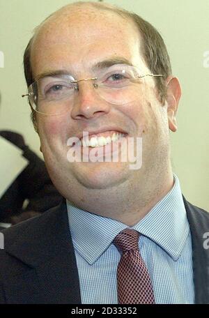 BBC-Journalist Andrew Gilligan auf einer Pressekonferenz im Zentrum von London über den Bericht über die Entscheidung, gegen den Irak in den Krieg zu ziehen. * 17/7/03: Er wurde wegen der Behauptungen, er habe berichtet, dass die Regierung ihr Dossier über irakische Waffen "ausgesattet" habe, von Abgeordneten erneut gebehrt. 18/07/03 : BBC-Reporter Andrew Gilligan, der den ursprünglichen Bericht einreichte, in dem behauptet wurde, die Regierung habe das Waffendossier „hochgestrackt“. Dr. David Kelly, ein offizieller Berater für irakische Waffen, der als der mögliche „maulwurf“ für einen BBC-Bericht genannt wird, in dem behauptet wird, die Regierung habe ihr Dossier über Massenvernichtungswaffen „aufgearbeitet“ Stockfoto