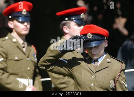 Letzter Gruß für Lance Corporal Ben Hyde als Royal Military Police Akte vorbei an seiner Grabseite nach seiner Beerdigung in Northallerton. * Tausende säumten die Straße für die Beerdigung von Lance Corporal Hyde, einer von sechs Royal Military Polizisten, die im Irak während eines Hinterhalts auf einer zivilen Polizeistation getötet wurden. Stockfoto