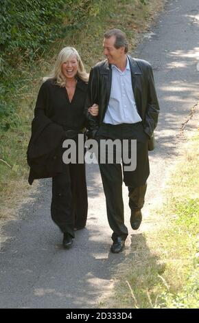 Schauspieler Leslie Grantham mit Schauspielerin Letitia Dean während einer Fotoserie, um die Rückkehr seiner Figur 'Dirty Den' in die BBC SOAP Eastenders in Alperton, London, vorzustellen. Grantham verließ das Programm im Jahr 1989. Stockfoto