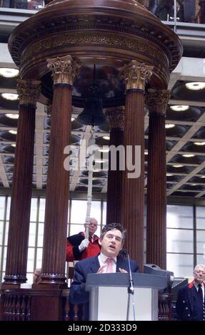 Schatzkanzler Gordon Brown hält eine Rede unter der Lutine Bell bei einem Besuch in Lloyds of London, wo er den Abbau von Handelsbarrieren zwischen Europa und den USA forderte. Brown sagte, es gebe eine wachsende wirtschaftliche Abhängigkeit zwischen den USA und Großbritannien. * Wenn Handelsbarrieren zwischen den USA und Europa abgebaut würden, würde das Wachstum in Europa um rund 2% und in den USA um 1% steigen. Stockfoto