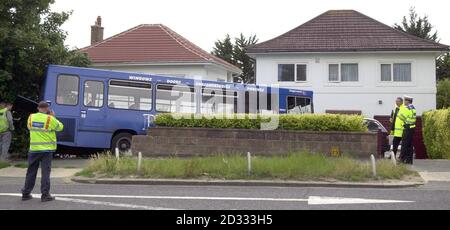 Die Szene in Worthing, West Sussex, nachdem ein Bus mit zwei Minibussen kollidierte, bevor er in einen Garten stürzte und vier Personen verletzte. Der Eindeckerbus trug keine Fahrgäste und niemand wurde ernsthaft verletzt. Stockfoto