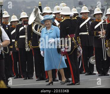 Queen Elizabeth II an Bord von HMS Ocean im Plymouth Sound, um Lieutenant Steve Berry von der Royal Navy Fleet die neue Farbe zu präsentieren. Aus diesem Anlass werden 18 Royal Navy Schiffe die größte Flottenversammlung in Plymouth Waters für fast ein Jahrhundert inszenieren. * unter ihnen sind HMS Albion, das neueste Sturmschiff der Royal Navy; HMS Gleaner, das kleinste Schiff der Marine; und RFA Argus, das vor kurzem vom Golf zurückgekehrt ist. Stockfoto