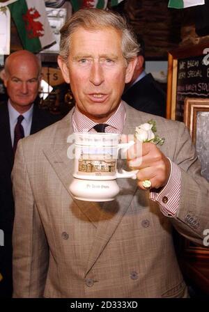 Der Prinz von Wales mit einem Becher des lokalen Ale im White Hart Pub im Dorf Llanddarog, Carmarthenshire, West Wales. Der Prinz verbrachte den Tag in der Gegend im Rahmen einer viertägigen Tour durch Wales, in der er durch das Land führt und Tausende von Einheimischen trifft. Stockfoto