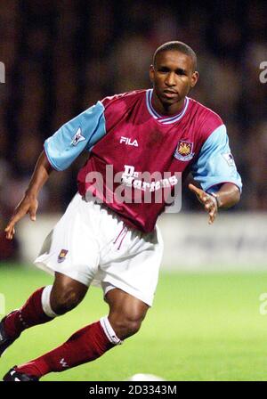 PA-Bibliotheksdatei vom 23/10/2002 des West Ham United-Stürters Jermain Defoe. Glenn Roeder, der Manager von West Ham United, hat am Montag, den 4. August 2003, Sir Alex Ferguson, dem Manager von Manchester United, in einer öffentlichen Erklärung eine „Handoff“-Warnung über seinen gefragten Stürmer Defoe ausgesprochen. Der Chef von Hammers sagte den englischen Champions, dass er einen Ansatz für den 20-Jährigen nicht begrüßen würde, der einen Transferantrag nur 24 Stunden nach dem Abstieg von West Ham in die Division 1 im Mai abgelehnt hatte. Siehe PA Geschichte FUSSBALL Defoe. PA-Foto. Stockfoto