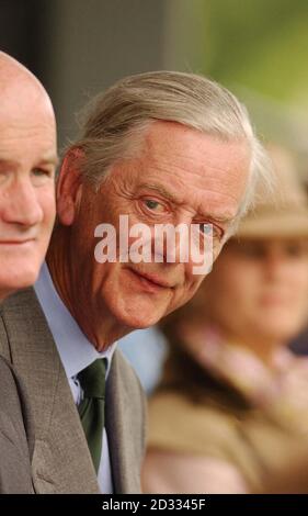 Herr William Legge-Bourke, der Vater von Tiggy Legge-Bourke, dem ehemaligen Kindermädchen von Prince's William und Harry, auf dem Gelände seines Glanusk Park Hauses, etwas außerhalb von Crickhowell Powys, South Wales. Stockfoto