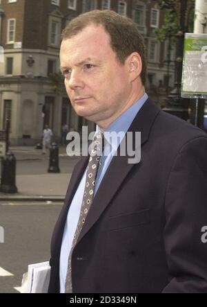 Richard Sambrook, Head of News BBC, bei der Hutton-Untersuchung am High Court in London. Die Untersuchung, die unter dem Vorsitz von Lord Hutton durchgeführt wird und voraussichtlich einige Monate dauern wird, wird die Umstände untersuchen, die zum Selbstmord des Waffeninspektors der Regierung, Dr. David Kelly, führten. Es wurde erwartet, dass bei der ersten Anhörung der Untersuchung Beweise für die Sachkenntnis und Geheimdienstkontakte von Dr. Kelly entstehen würden, die den Vorschlägen widersprechen würden, dass er ein „Walter Mitty“-Fantastiker war, die der offizielle Sprecher des Premierministers, Tom Kelly, gemacht hatte. Stockfoto