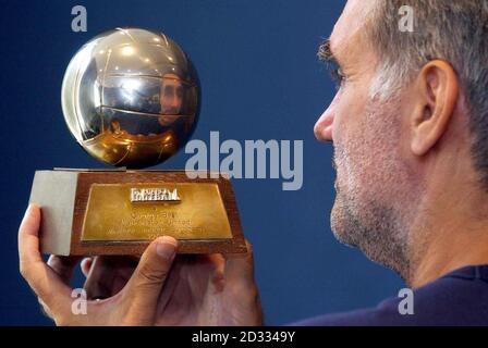 Fußball-Legende George Best mit seinem European Footballer of the Year Award 1968 in Bonhams Auktionshaus in London. Best verkauft die Auszeichnung zusammen mit seinem Football Writers Footballer of the Year Award 1967-68 bei einem Sporting Memorabilia Verkauf in Chester im Oktober. Die Auszeichnungen werden geschätzt, um 150,000 - 200,000 je zu holen. *08/10/03: Fußballlegende George Best's Spieler des Jahres Trophäen wurden für Versteigerung. Die europäischen Fußballer und englischen Fußballer des Jahres Erinnerungsstücke wurden erwartet, um zwischen 150,000 und 200,000 je zu holen. Der Verkauf fand in Bonhams in Ches statt Stockfoto