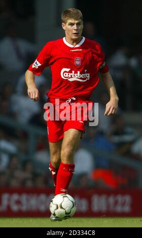 Ruud van Nistelrooy (Mitte) von Manchester United wird vom Torhüter von Lille während des UEFA Champions League Group G-Spiels zwischen Manchester United und Lille im Old Trafford, Manchester, am Dienstag, dem 18. September 2001, verweigert. Läuft auf PA Wire und pasportsphoto.press.net **EDI** PA Foto: Martin Rickett. Stockfoto