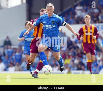 Graham Kavanagh (vorne) von Cardiff City bricht während des Nationwide Division One Matches im Ninian Park in Cardiff von den Spielern von Bradford City ab. DIESES BILD KANN NUR IM RAHMEN EINER REDAKTIONELLEN FUNKTION VERWENDET WERDEN. KEINE INOFFIZIELLE CLUB-WEBSITE. Stockfoto